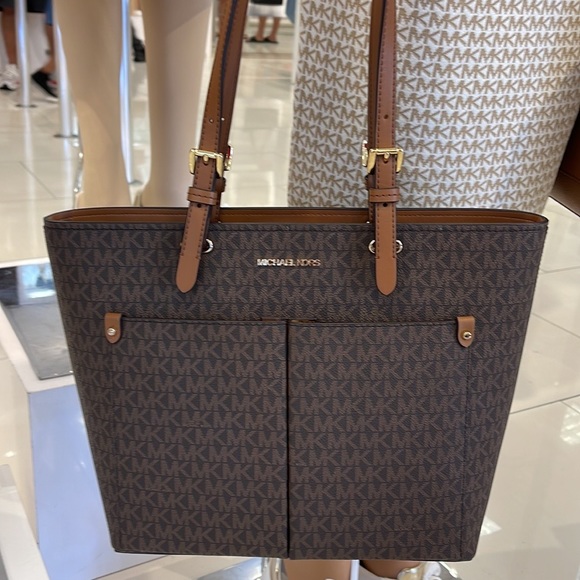 MICHAEL KORS JET SET TRAVEL MEDIUM DOUBLE POCKET TOTE 
BROWN SIGNATURE
NWT - Picture 4 of 16